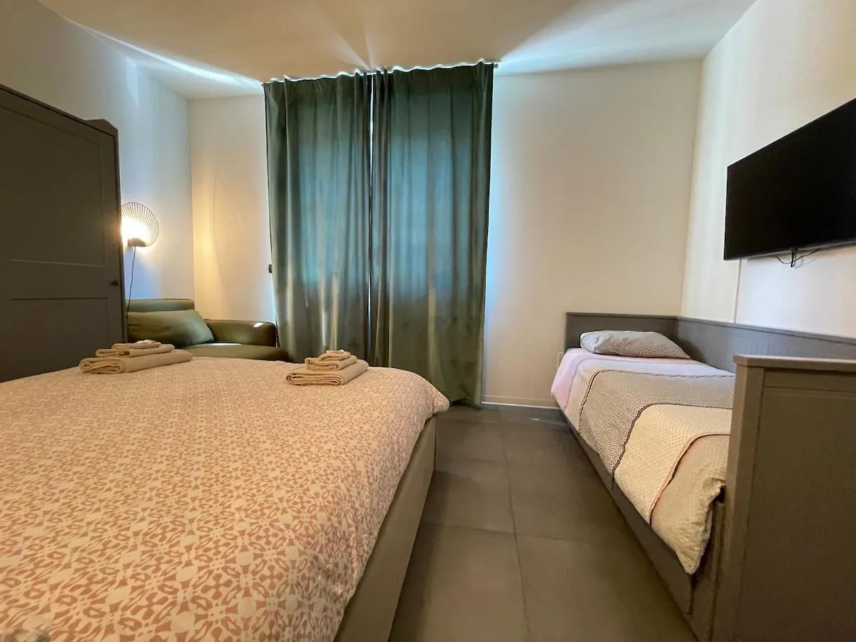 City Center - Modern Flat With Free Parking And Wifi - Apt B Apartment Bergamo Italy